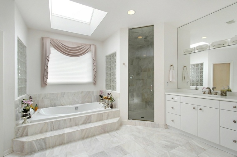 salle de bain intérieur blanc rideaux roses baignoire fleurs décoration