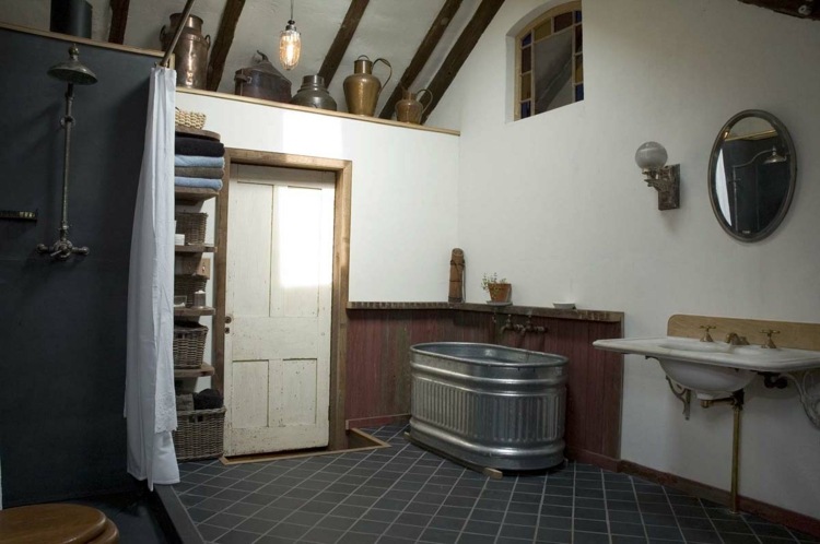 salle de bain originale dans le grenier