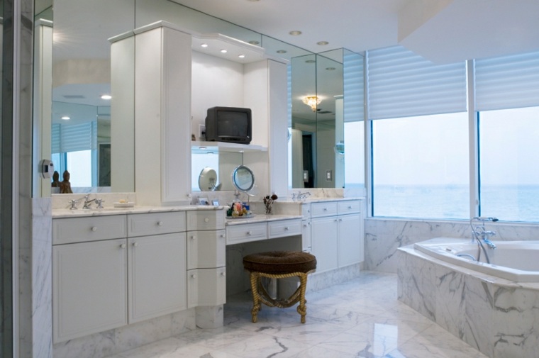 salle de bain luxueuse en marbre baignoire télé