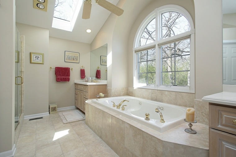 revêtement mural salle de bain carrelage sol baignoire blanche mur beige fenêtre