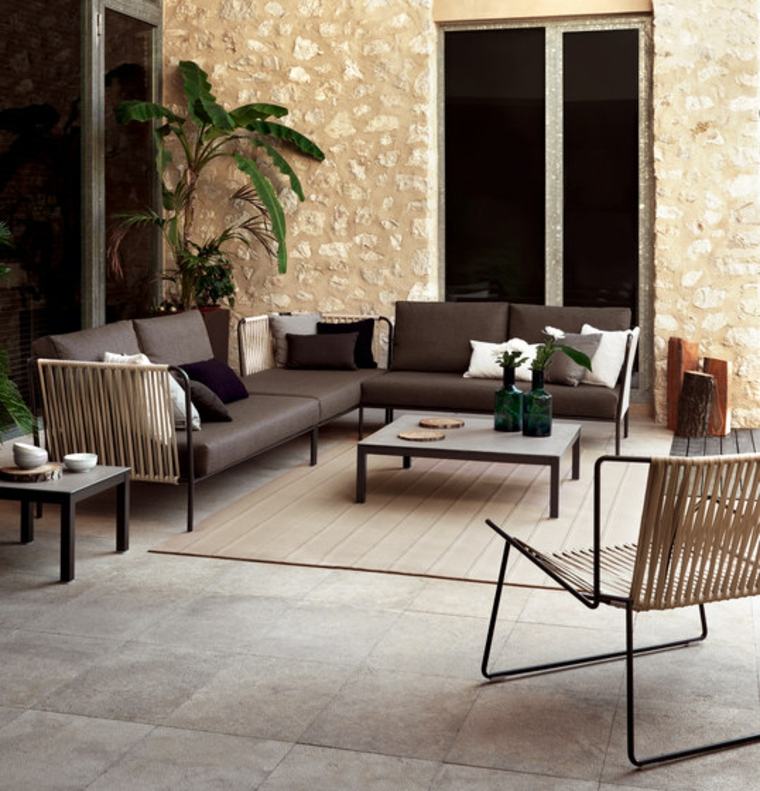 mobilier extérieur jardin canapé marron fauteuil de jardin tapis table basse 