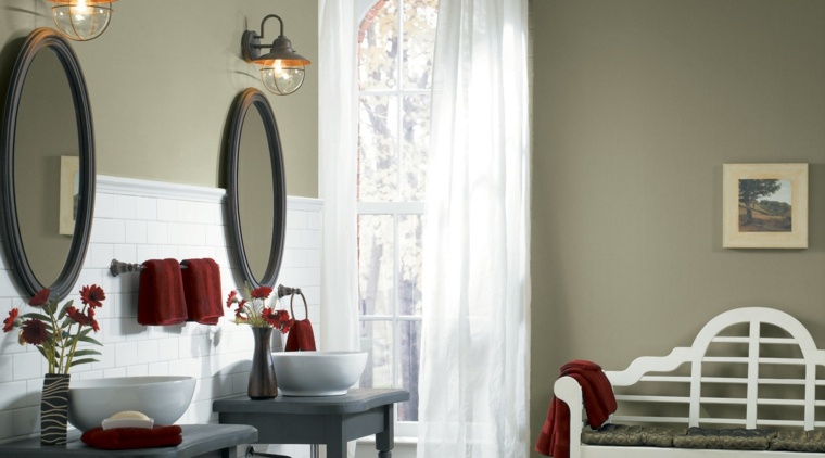 associer les couleurs salle de bain gris rouge miroir banc en bois