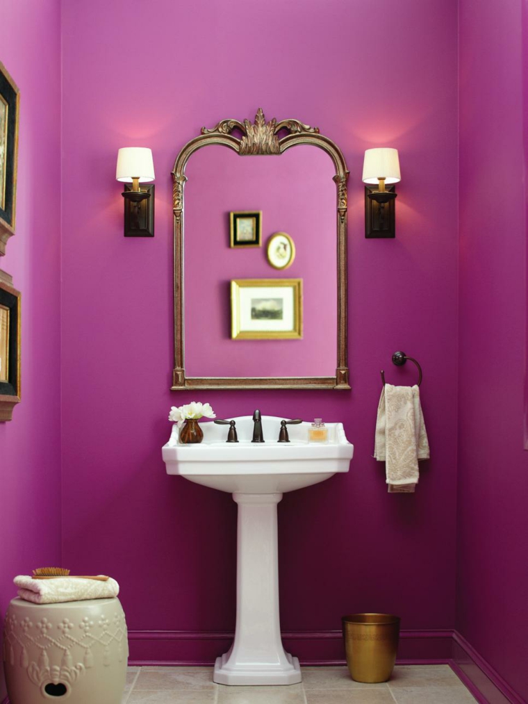associer les couleurs salle de bain violet rose design miroir 