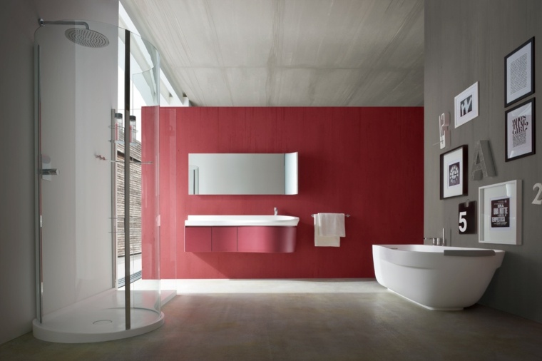 couleur salle de bain mur marsala rouge baignoire déco cadres 
