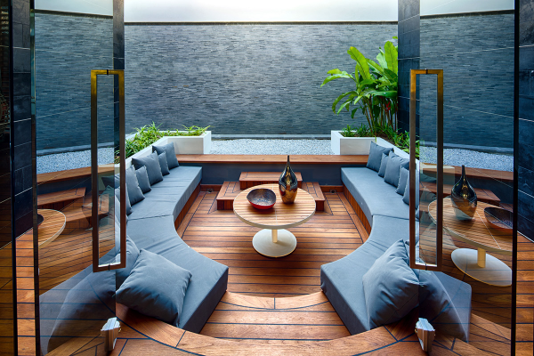 salon moderne aménagement design canapé bleu table bois