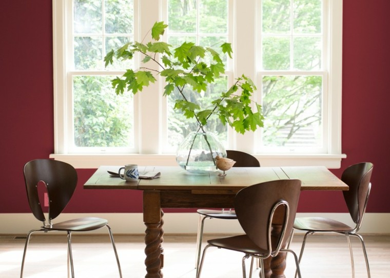 associer couleur salle à manger table en bois chaise murs couleur tendance marsala déco arbre plantes 