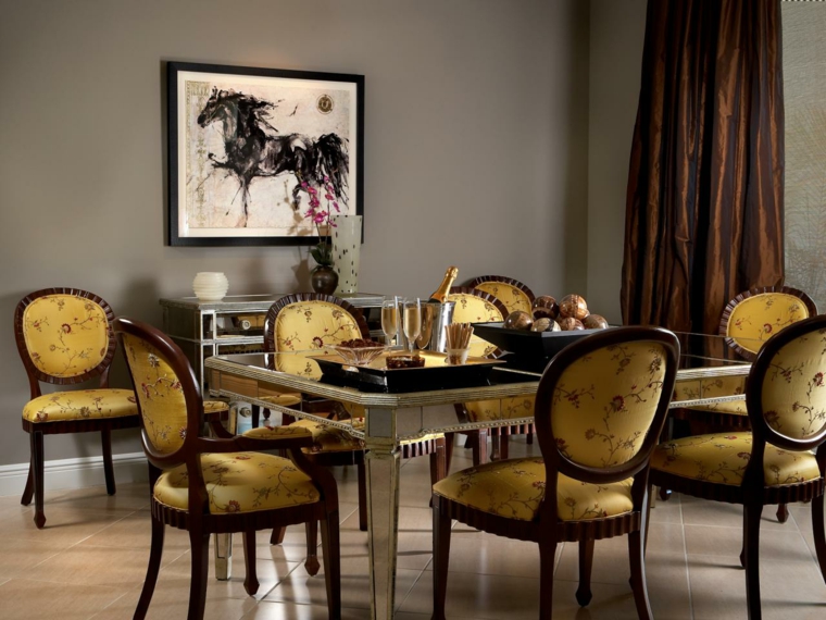 idée déco salle à manger chaise jaune bois confort tableau mur rideau 