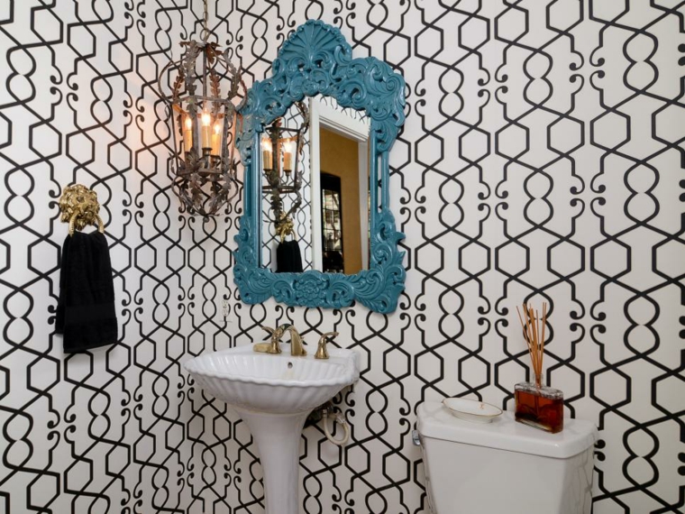 association de couleur salle de bain bleu noir blanc miroir