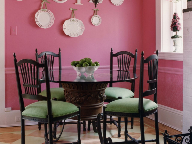 salle à manger associer couleurs rose chaise bois vert pommes déco assiettes blanches 