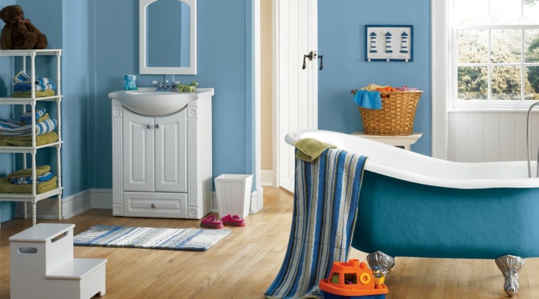 associer les couleurs salle de bain baignoire bleue blanc meuble 