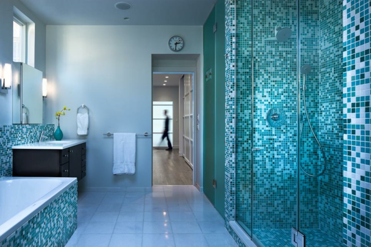 couleur association idée salle de bain carrelage meuble bois baignoire cabine de douche 