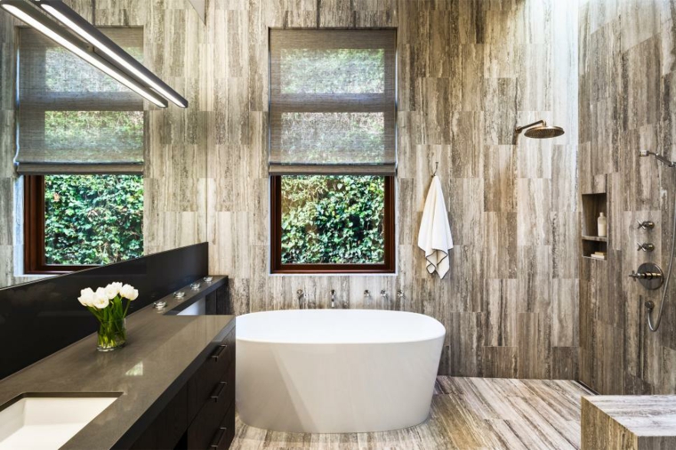 idée couleur salle de bain baignoire blanche fenêtre design