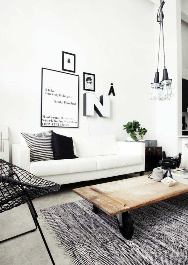 aménagement de salon blanc et noir sofas