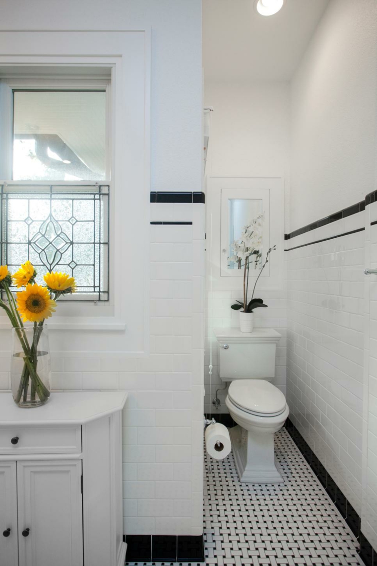 aménager salle de bain carrelage noir blanc déco fleurs toilettes 