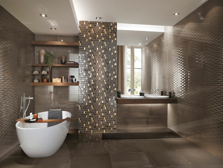 idée carrelage salle de bain luxe design carrelage gris foncé baignoire étagères bois rangements salle de bain