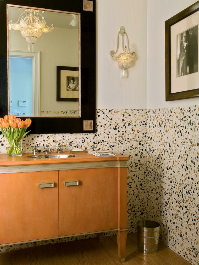 salle de bain carrelage coloré miroir meuble bois déco fleurs luminaire suspendu 