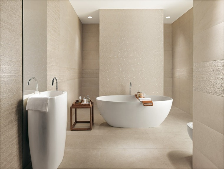 idée carrelage pour la salle de bain baignoire blanche carrelage brillant design moderne table basse bois