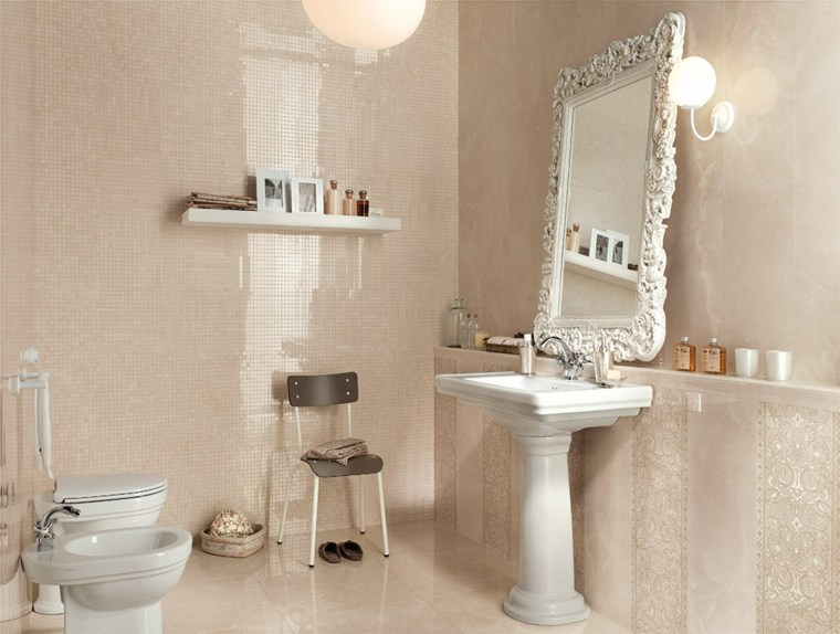 idée carrelage salle de bain luxueuse moderne miroir lavabo design toilettes étagères 
