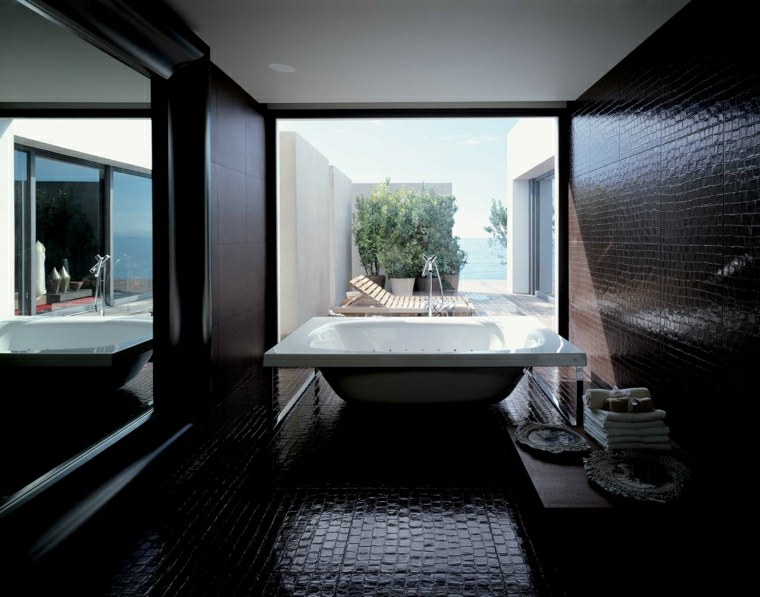 idée carrelage salle de bain noire baignoire design chaise longue bois design