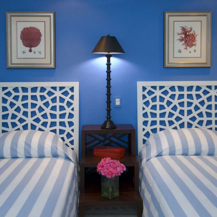 décoration chambre à coucher tapisserie blanc bleu déco tableau mur lampe meuble bois