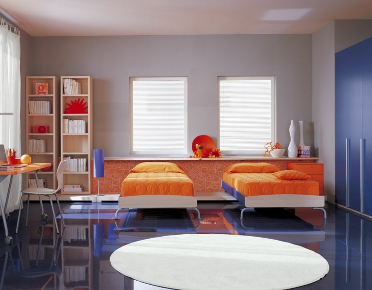 aménager chambre enfant moderne bleu orange tapis de sol blanc étagère bibliotheque 