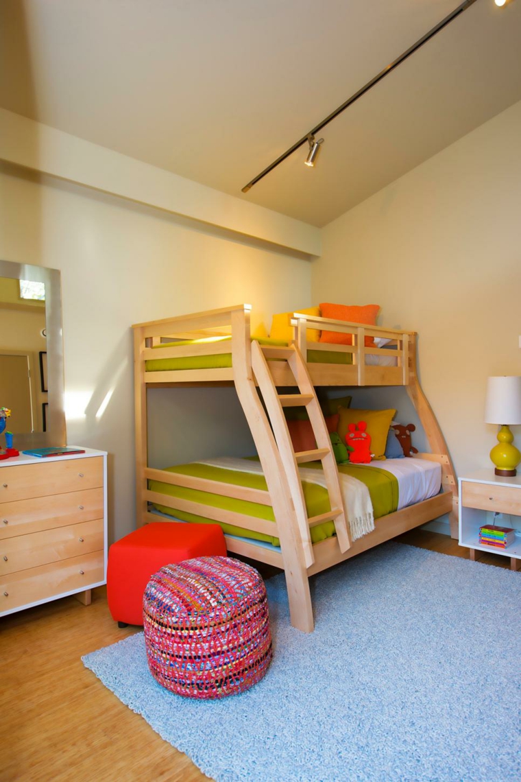 lit deux étage idée aménagement chambre enfant bois pouf tapis de sol bleu meuble en bois