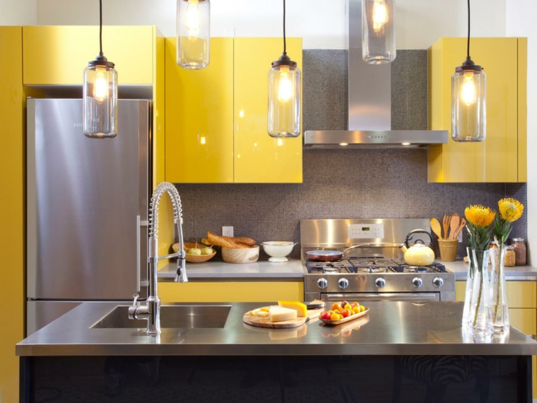 couleur cuisine lampe suspendue design gris jaune idée évier îlot central
