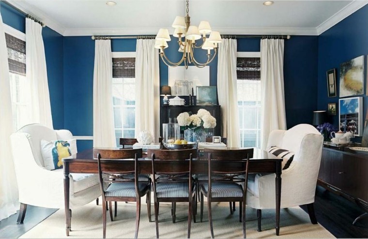 accorder les couleurs salle à manger bleu blanc luminaire suspendu table en bois 