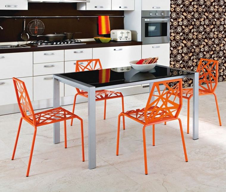 aménagement cuisine noire chaise orange design
