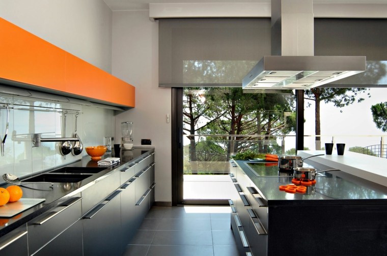 aménagement cuisine grise orange design hotte îlot central