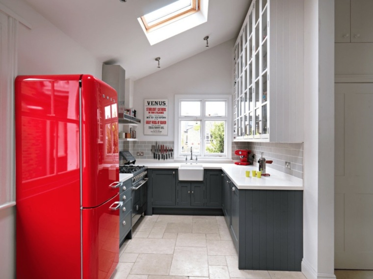 cuisine moderne tendance mobilier bois gris frigo rouge 