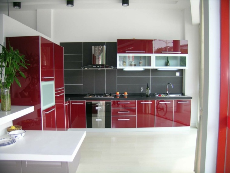cuisine grise et rouge tendance mobilier laqué moderne idée mur gris