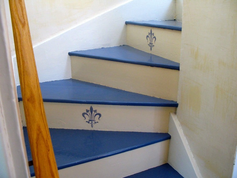 repeindre escalier bleu blanc avec décorations