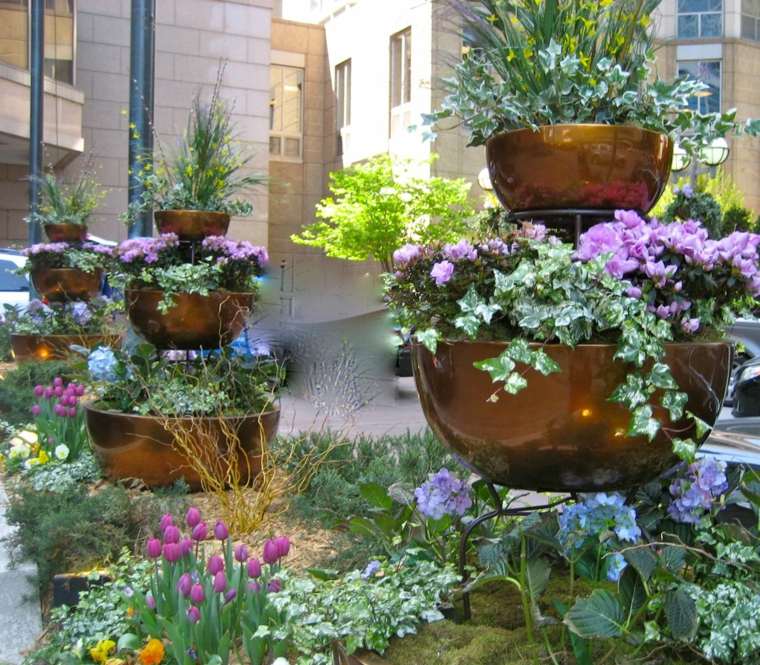 idée déco jardin composition florale extérieur statues