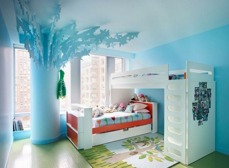 enfant chambre déco bleu lit tapis de sol arbre