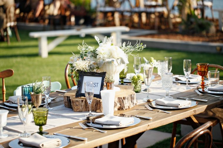 fleurs blanches décorer des tables de mariage
