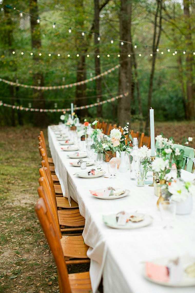 thème de mariage en blanc et vert décoration de table d'extérieur