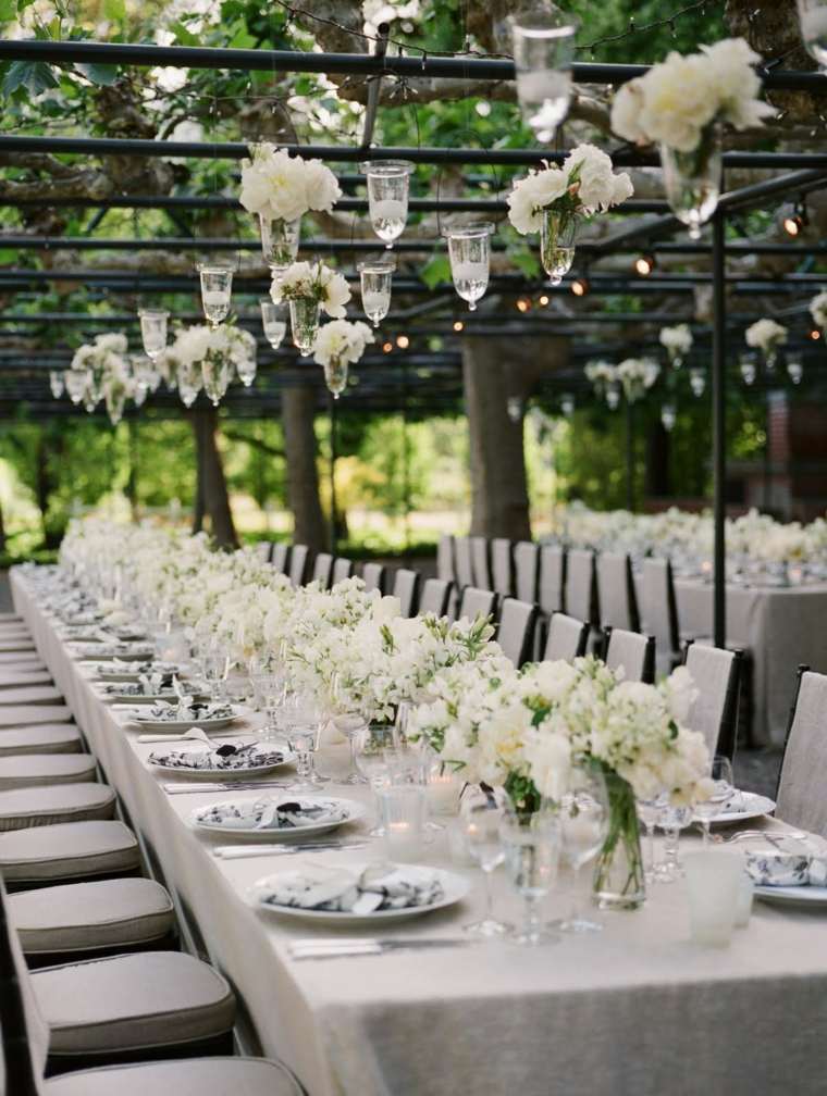décoration de jardin en blanc fleurs pour mariage d'extérieur