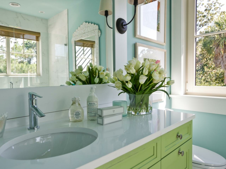 déco toilette idée fleurs meuble salle de bain bois vert design 