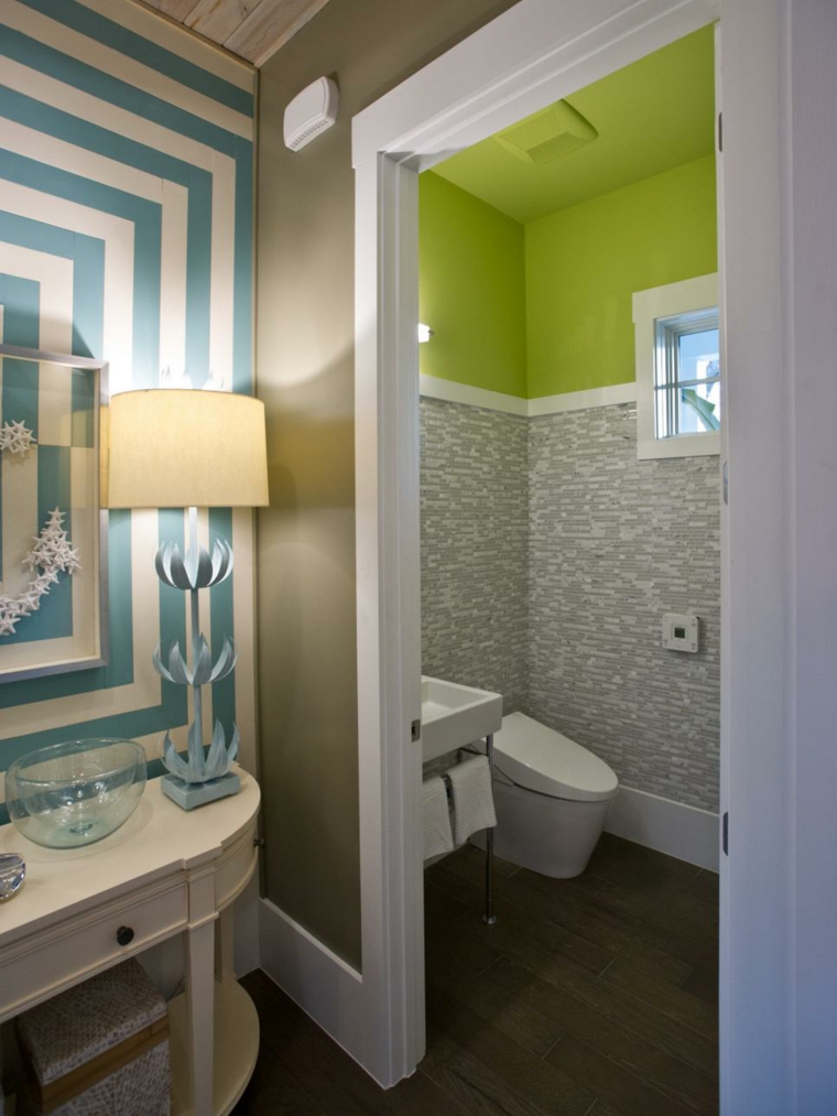 associer couleurs salle de bain blanc bleu idée aménagement lampe 