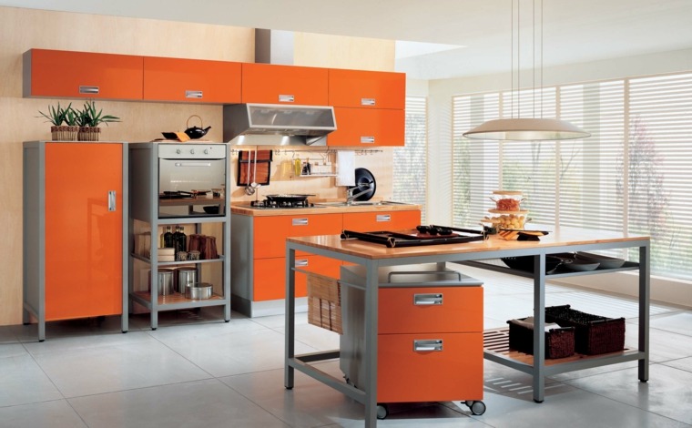 idée cuisine orange design lampe suspendu design placard à roulettes 