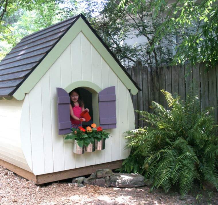 maison de jardin pour enfant bois fleurs idée 