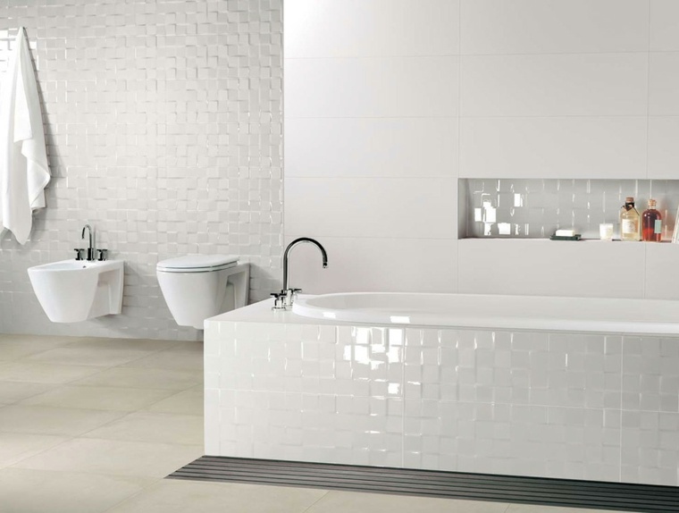 carrelage céramique blanc salle de bain aménagement toilettes serviette design appartement