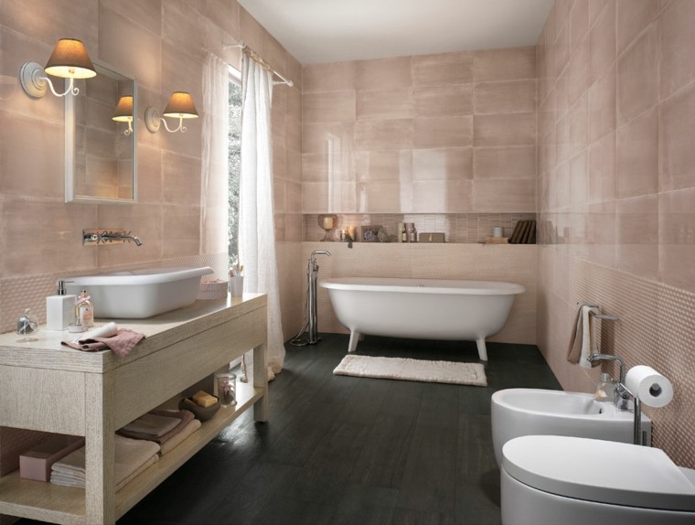 salle de bain rose carrelage idée toilettes lampe lumière meuble bois salle de bain parquet noir