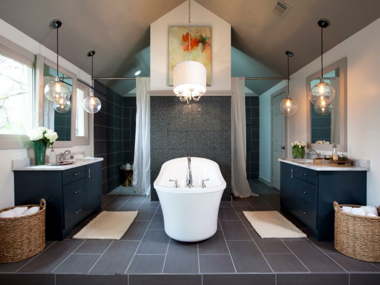 salle de bain aménagement idée baignoire lampe suspendue design baignoire 
