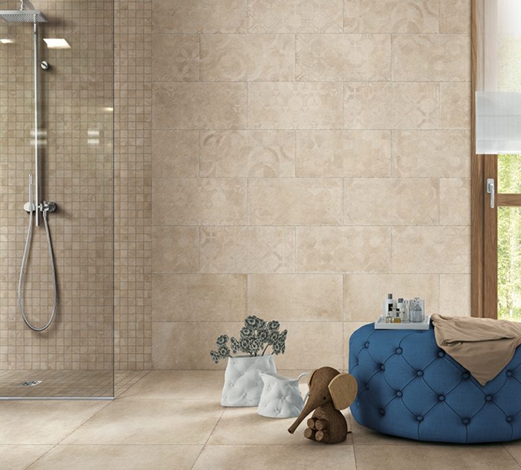 aménager salle de bain moderne design cabine de douche pouf bleu déco fleurs 