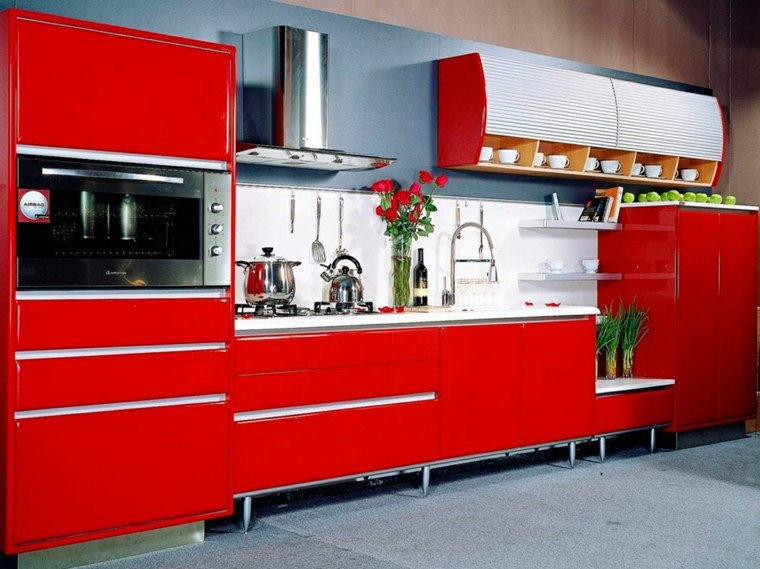 aménagement cuisine rouge hotte aspirante placard rouge déco fleurs 