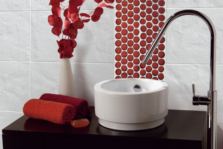 aménagement salle de bain accessoires rouges déco fleurs lavabo design serviette rouge meuble bois