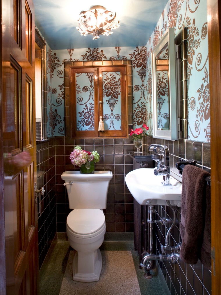 déco toilette papier peint salle de bain fleurs lavabo