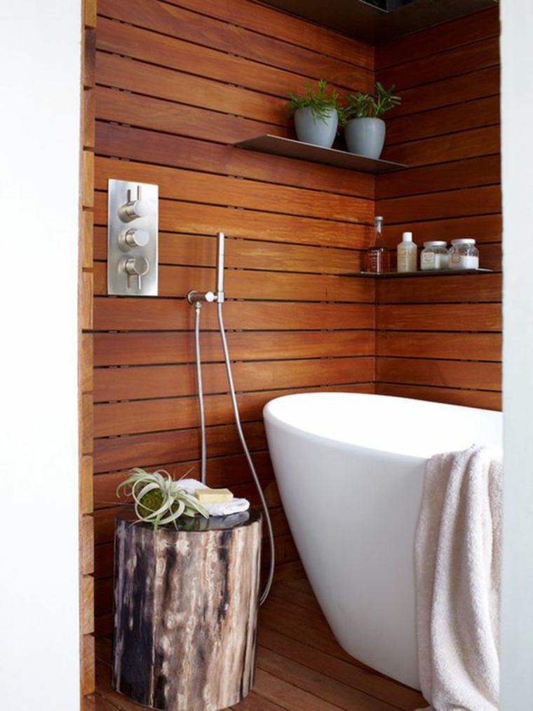 salle de bain bois idée baignoire revêtement mural